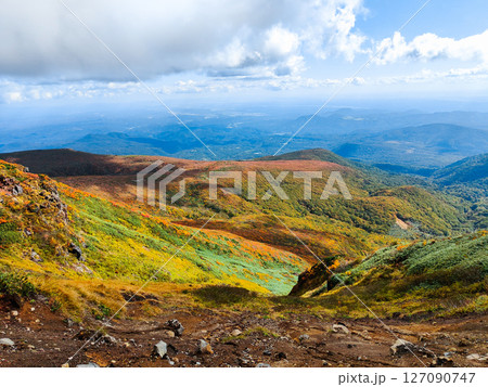 秋の栗駒山登山（栗駒山～秣岳  ： いわかがみ平方面の眺め） 127090747