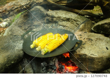 キャンプで食べる焼きトウモロコシ 127090748