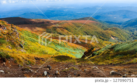 秋の栗駒山登山（栗駒山～秣岳  ： いわかがみ平方面の眺め） 127090751