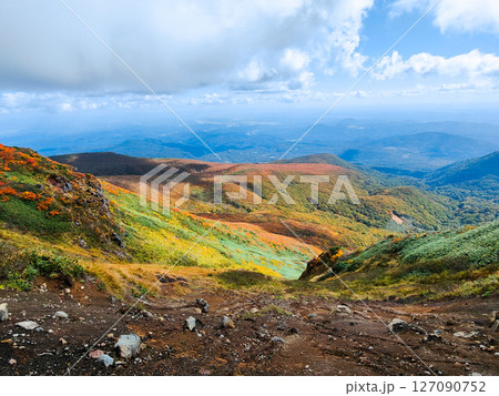 秋の栗駒山登山（栗駒山～秣岳  ： いわかがみ平方面の眺め） 127090752