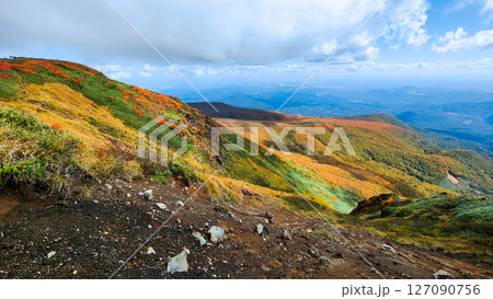 秋の栗駒山登山（栗駒山～秣岳  ： いわかがみ平方面の眺め） 127090756