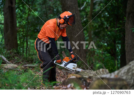 林業　伐採　仕事　シニア　チェンソー 127090763