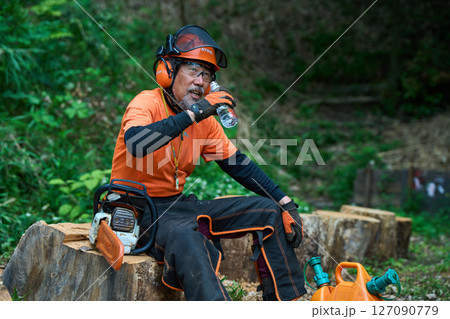 林業　伐採　仕事　シニア　チェンソー 127090779