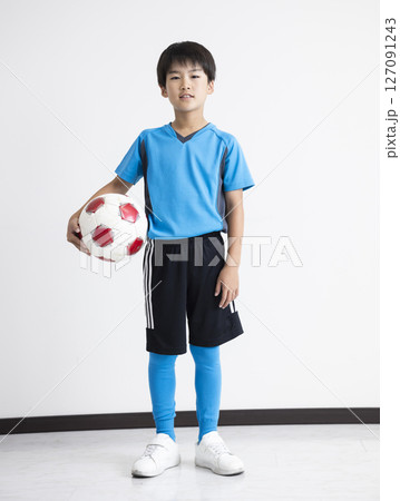 サッカーボールを持つ男の子 127091243