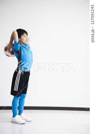 サッカーボールを持つ男の子 127091245