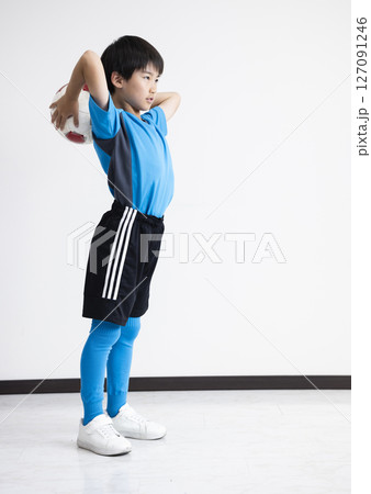サッカーボールを持つ男の子 127091246