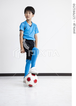 サッカーボールを持つ男の子 サッカーボールを持つ男の子 127091250