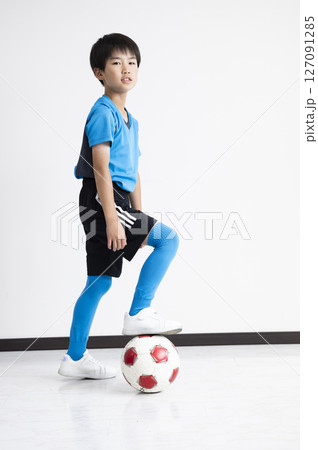 サッカーボールを持つ男の子 サッカーボールを持つ男の子 127091285