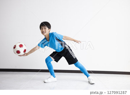 サッカーボールを持つ男の子 127091287