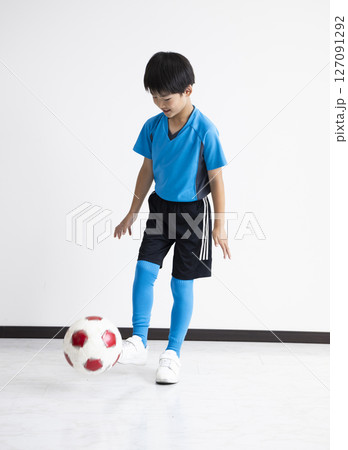 サッカーボールを持つ男の子 127091292