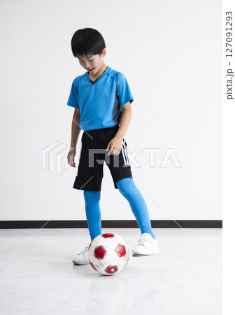 サッカーボールを持つ男の子 127091293