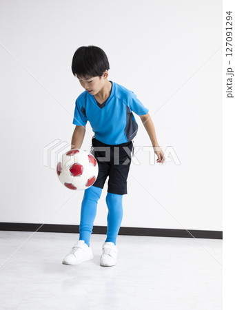 サッカーボールを持つ男の子 127091294