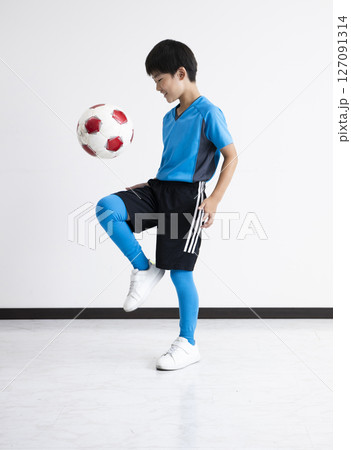 サッカーボールを蹴る子供 127091314