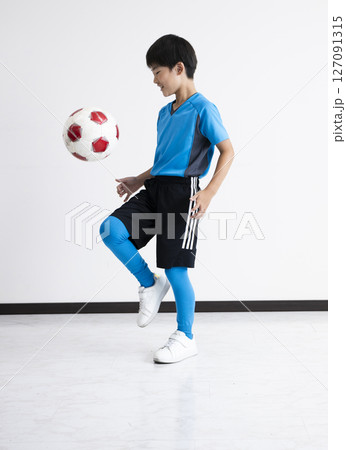 サッカーボールを蹴る子供 127091315