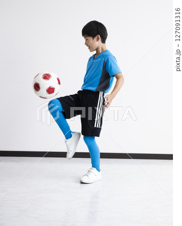 サッカーボールを蹴る子供 サッカーボールを蹴る子供 127091316
