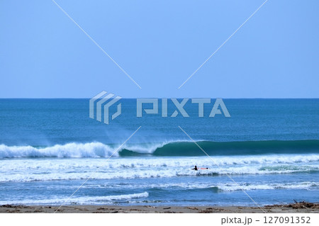 入野海岸に打ち寄せる波　初夏　（高知県　黒潮町） 127091352