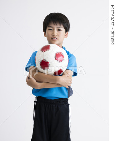 サッカーボールを持つ男の子 127091354