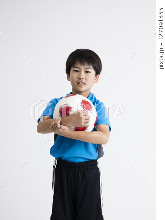 サッカーボールを持つ男の子 127091355