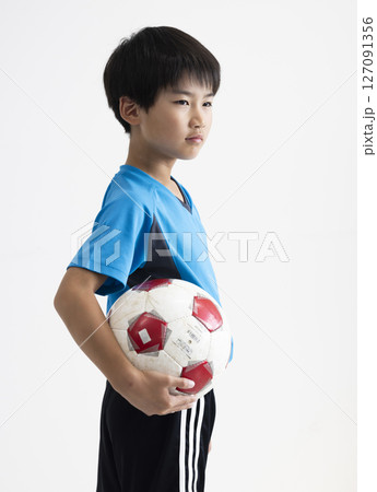 サッカーボールを持つ男の子 127091356