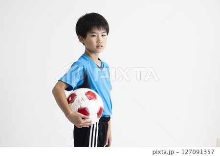 サッカーボールを持つ男の子 127091357