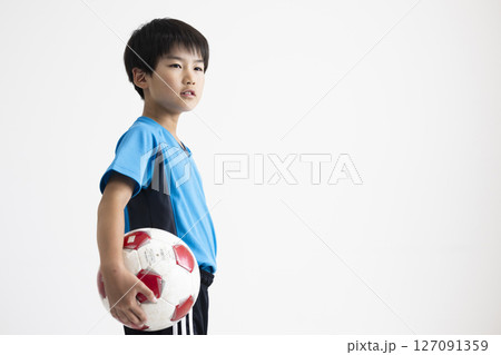 サッカーボールを持つ男の子 127091359