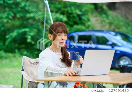 アウトドア バーベキュー キャンプ シニア 女性 パソコン アウトドア バーベキュー キャンプ シニア 女性 パソコン 127091480