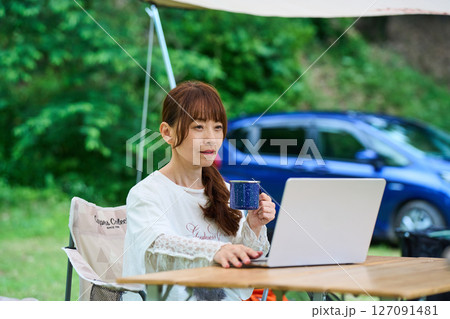 アウトドア　バーベキュー　キャンプ　シニア　女性　パソコン 127091481