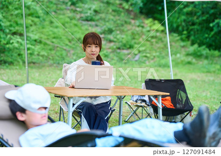 アウトドア　バーベキュー　キャンプ　シニア　女性　パソコン 127091484