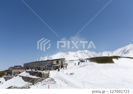みくりが池からみくりが池温泉へ向かう観光客と登山者 127091725