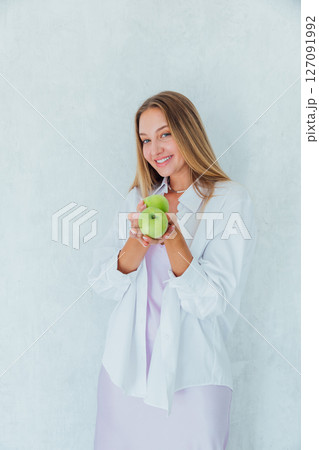 Beautiful woman holding green fragrant apples for diet 127091992