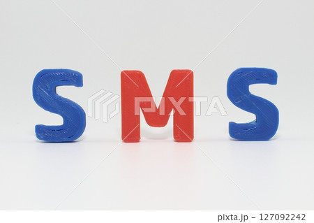 青と赤のSMSの文字、メッセージ交換の視覚的シンボル 127092242