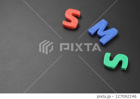 鮮やか3D文字が示すショートメッセージ「SMS」 鮮やか3D文字が示すショートメッセージ「SMS」 127092246