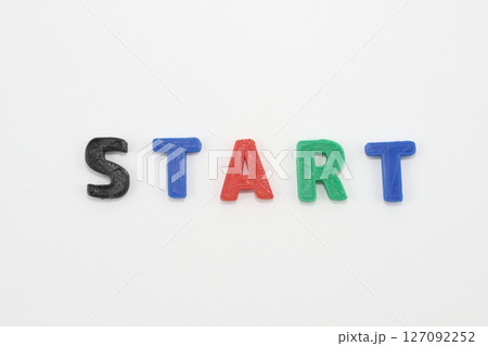 カラフルな「START」文字が示す、新たな始まりの象徴 カラフルな「START」文字が示す、新たな始まりの象徴 127092252