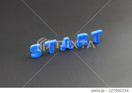立体的な青色の「START」文字 立体的な青色の「START」文字 127092254