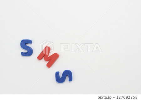 白背景に映えるSMS 127092258