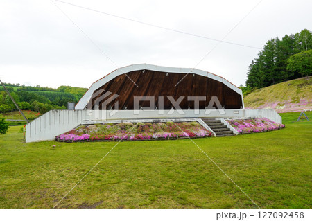 太陽の丘えんがる公園のステージ 127092458