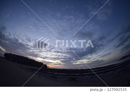 青島海岸の朝焼け 127092535