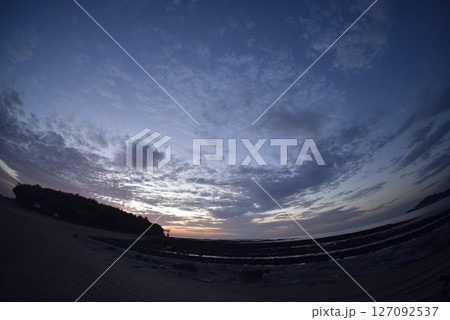 青島海岸の朝焼け 青島海岸の朝焼け 127092537