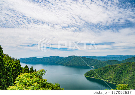 賤ヶ岳山頂から奥琵琶湖の景観　滋賀県長浜市 127092637