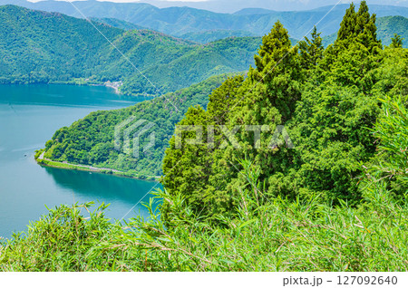 賤ヶ岳山頂から奥琵琶湖の景観　滋賀県長浜市 127092640