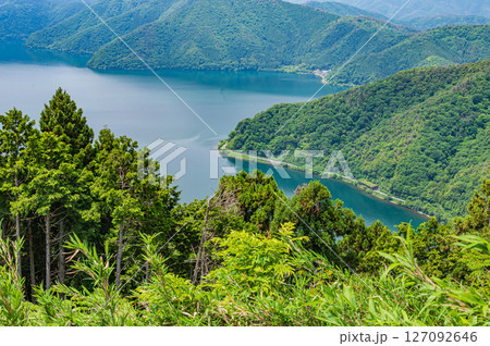 賤ヶ岳山頂から奥琵琶湖の景観　滋賀県長浜市 127092646