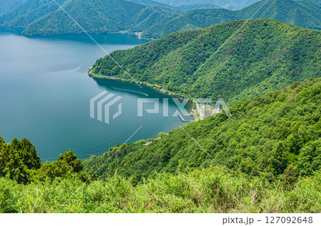 賤ヶ岳山頂から奥琵琶湖の景観 滋賀県長浜市 賤ヶ岳山頂から奥琵琶湖の景観 滋賀県長浜市 127092648