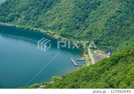 賤ヶ岳山頂から奥琵琶湖の景観　滋賀県長浜市 127092649