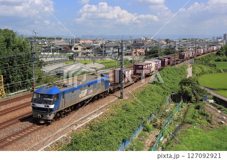 京阪神の景色の中 JR京都線を駆け抜けるEF210-161号機牽引の貨物列車_2010/8/26撮影 127092921