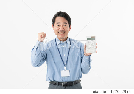 電卓を持つミドルのビジネスマン 127092959