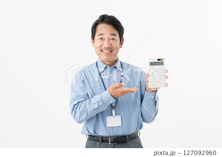 電卓を持つミドルのビジネスマン 127092960
