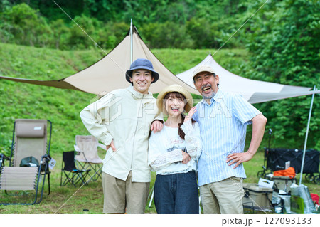 キャンプ　アウトドア　バーベキュー　BBQ　家族　親子 127093133