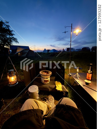 キャンプ場での焚き火 127093282