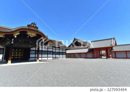京都御所 新御車寄の玄関と月華門 京都御所 新御車寄の玄関と月華門 127093464