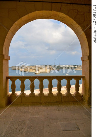 マルタ共和国、マルタ島、バレッタ、聖エルモ砦からのリカソールの砦遠望 マルタ共和国、マルタ島、バレッタ、聖エルモ砦からのリカソールの砦遠望 127093711